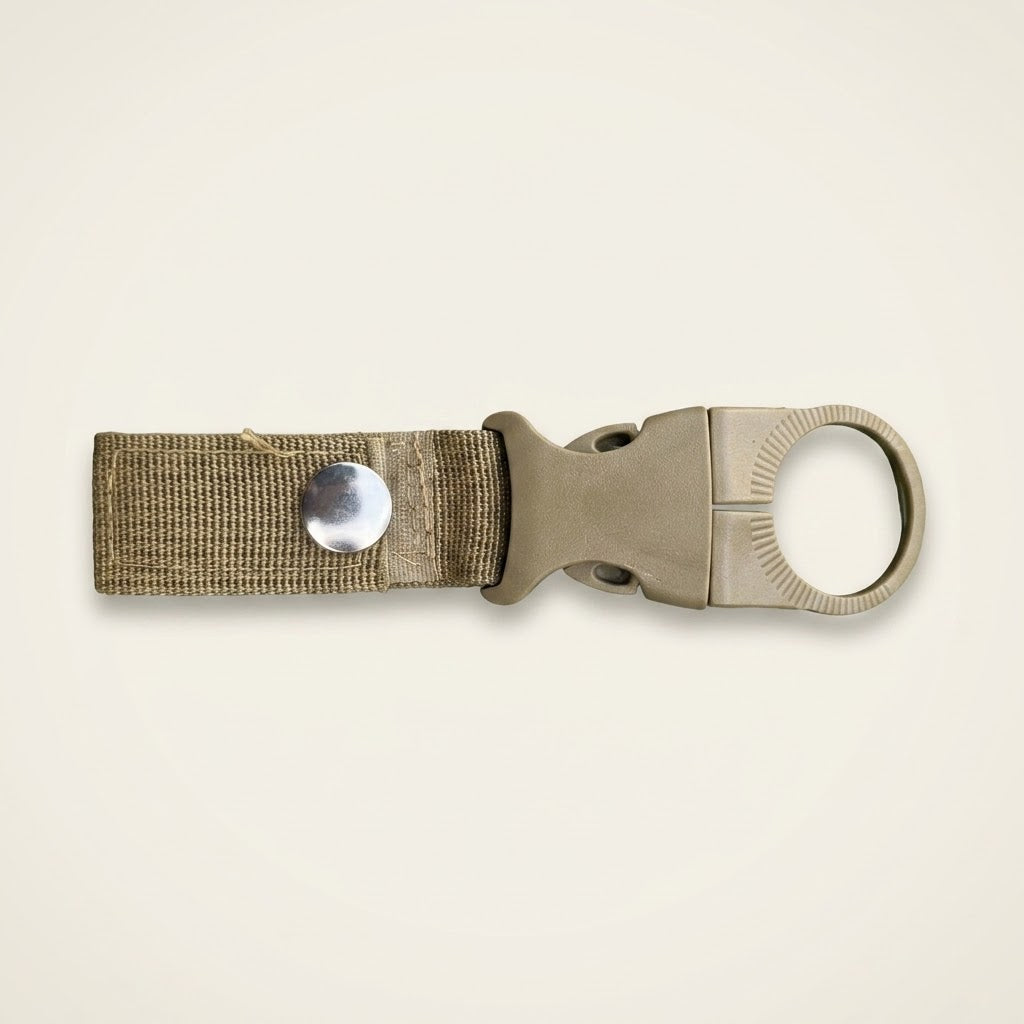 Mousqueton porte-gourde sur sangle du kit de survie Ultime Survie