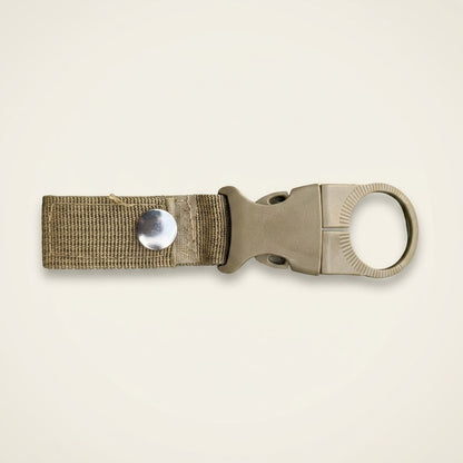 Mousqueton porte-gourde sur sangle du kit de survie Ultime Survie